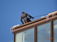 Добровольцы Пожарно-спасательного колледжа активно участвуют в очистке крыш от снега, удалении наледи и сосулек в Санкт-Петербурге