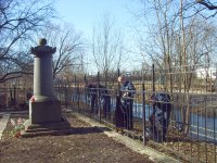 Весенний месячник по благоустройству  на  Казанском  кладбище  и  в районе Кольцевой дороги(памятник  ремесленникам)