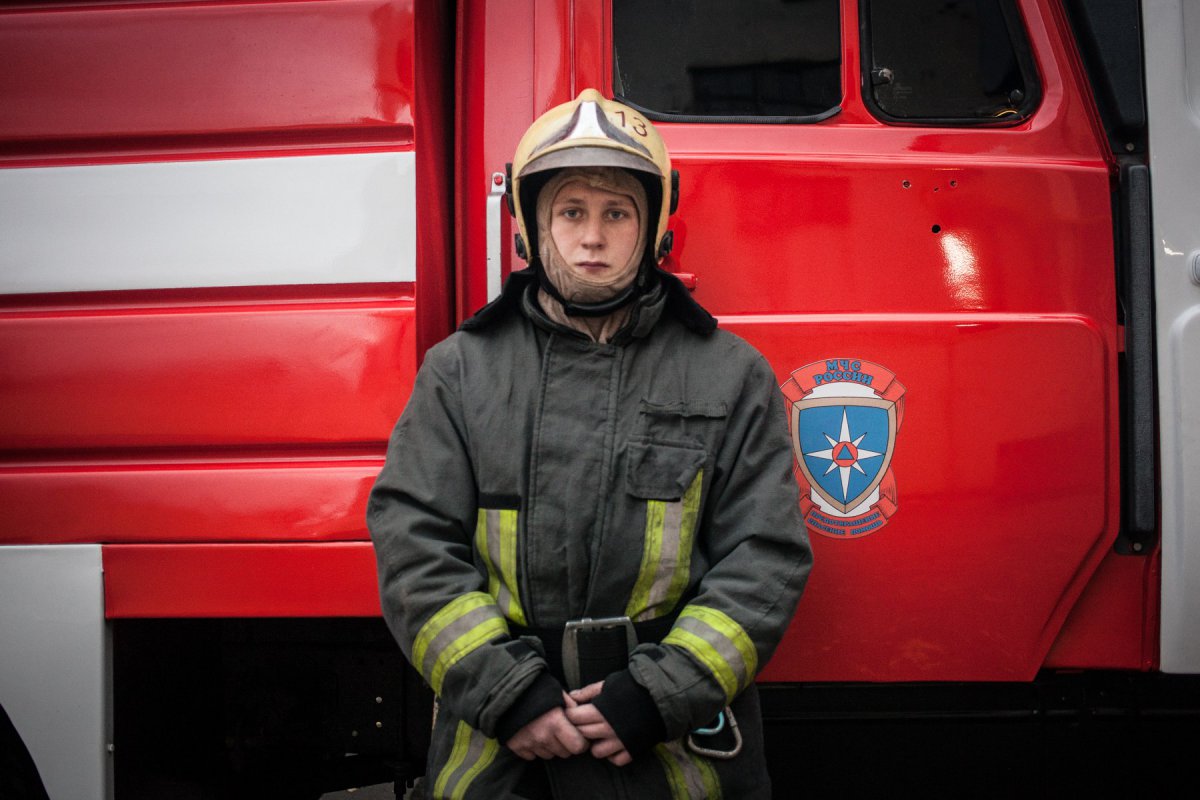 Как выглядит пожарник. Пожарники России. Лицо пожарного. Сотрудник пожарной охраны. Фотосессия пожарных.