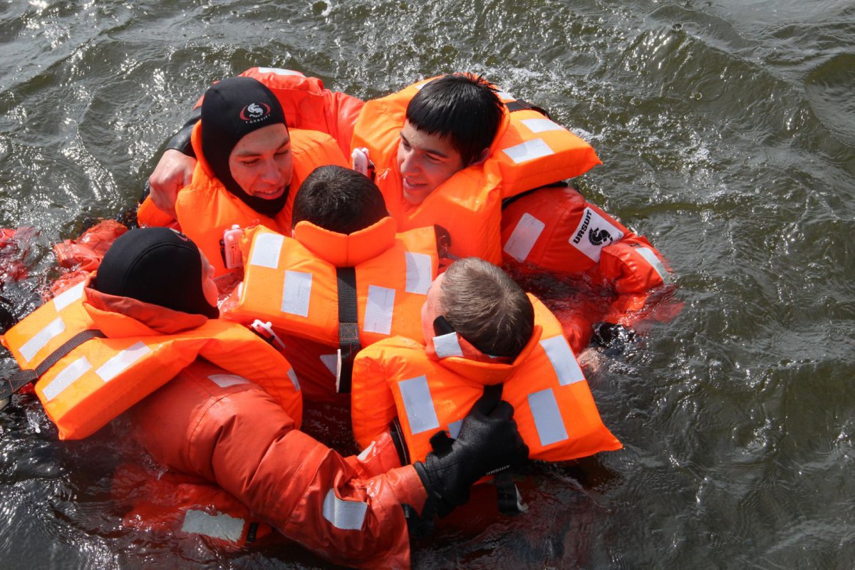 Пример спасение людей. Человек в спасательном жилете. Спасательные средства на воде. Спасательные средства на корабле. Катастрофы на воде.