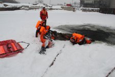 Оказание помощи пострадавшим в ледяной полынье в зимнее время