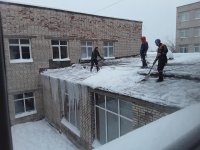 Добровольцы Пожарно-спасательного колледжа активно участвуют в очистке крыш от снега, удалении наледи и сосулек в Санкт-Петербурге