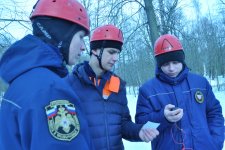 Выездное занятие в Невском лесопарке по выживанию в природной среде в условиях низких температур.